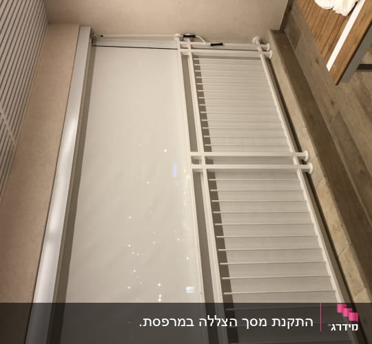 תריס גלילה לבן עם מסגרת מתכת לבנה
